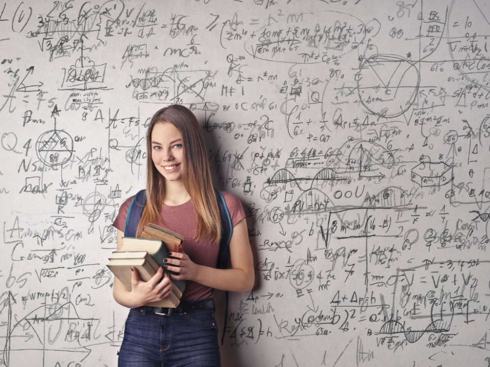 studentka pod tablicą zapisaną wzorami