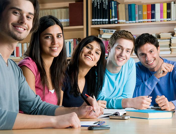 studenci przy biurku