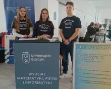 rejestracja na dniu otwartym z wystawionym obok harmonogramem