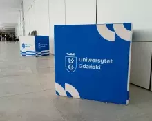 pufy dekoracyjne Uniwersytetu Gdańskiego na holu Instytutu Matematyki