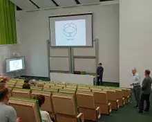 dr Rafał Lutowski oraz dr hab. Błażej Szepietowski, prof. UG uroczyście zakańczają wykład