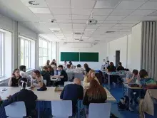 studenci w sali planszówek