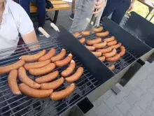 grill z kiełbaskami