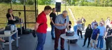 Grono Dziekańskie na scenie z tortem tematycznym