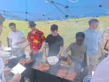 grill z kiełbaskami