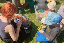 goście pikniku układający wielościany na trawie