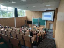 aula z uczestnikami i publicznością od góry