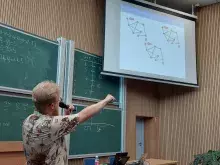 Jakub Szmelter-Tomczuk głoszący wykład o grafach