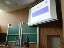 prof. Gulgowski i dr Kwela pod ekranem rzutnika