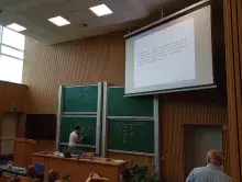 uczestnik przy tablicy z zadaniem matematycznym