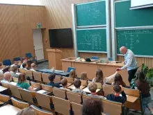 prof. Gulgowski odbierający mikrofon od uczestniczki