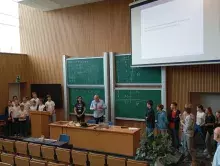 drużyny po lewej i prawej stronie, organizatorzy pośrodku