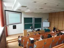 publika na auli, w dole uczestnik przy tablicy
