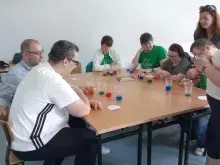 uczestnicy przy ćwiczeniu z mieszaniem barwników