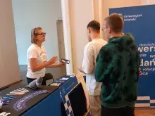 uczestnicy Gali przy stoisku UG