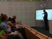speaker i uczestnicy na auli