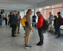 organizatorzy i uczestnicy na korytarzu