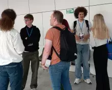 uczestnicy na korytarzu