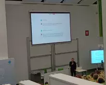 prof. Andrzej Dragan podczas wykładu na auli, widok z góry