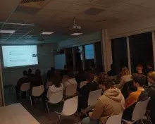 widownia w sali z transmisją