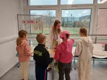 studentka i dzieci przy stoisk szpitalnym
