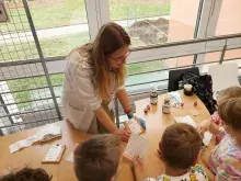 dzieci i studentka przy stoisku szpitalnym