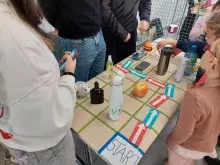 gra planszowa przy stoisku informatycznym