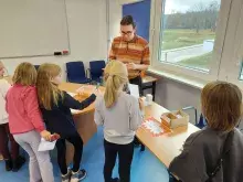 dzieci i student w roli sklepikarza