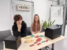 studenci na stoisku bankowym