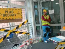 student przy stoisku budowlanym
