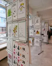 wystawa "matematycznych choinek" w holu