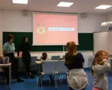 dzieci w klasie podczas zagadek matematycznych