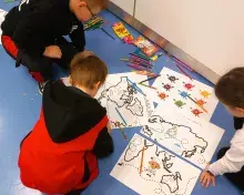 dzieci z kolorowankami