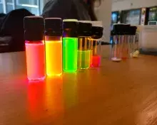 barwniki na stoisku KN Fizyków