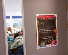 plakat na drzwiach sali z warsztatem "Gorąca sprawa - chaos, który ma sens"