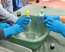 szklane butelki w misce z wodą