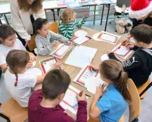 uczniowie w Świątecznej Kawiarence Szkockiej