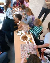 dzieci przy stoisku pierniczków matematycznych