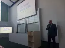 Dziekan Marcin Marciniak rozpoczyna spotkanie na auli