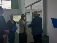 Dziekan wręcza Nagrody Rektora zespołowi