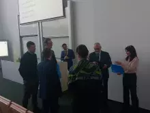 Dziekan wręcza Nagrody Rektora zespołowi