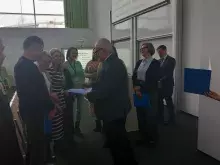 Dziekan wręcza Nagrody Rektora pracownikom administracyjnym