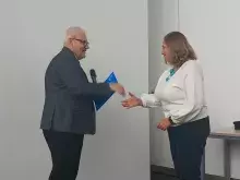 Dziekan wręcza podziękowanie Zespołowi Administracyjnemu