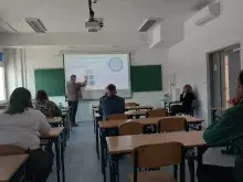 dr Buchner prowadzi seminarium przed publiką