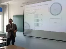 dr Buchner przy prezentacji