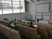 prodziekan Jakub Neumann otwiera wydarzenie na auli