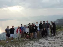 grupa studentów w górach