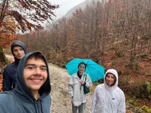 studenci na spacerze