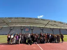 grupa studentów na boisku