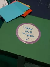 pudełko do głosowania z napisem "oddaj głos na poster"